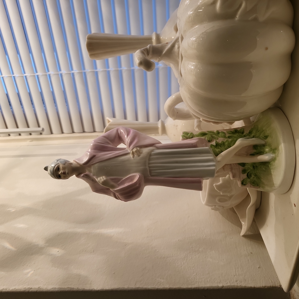 STATUE Ladies of Fashion Miss 1926 Porcelain collection perfect piece!